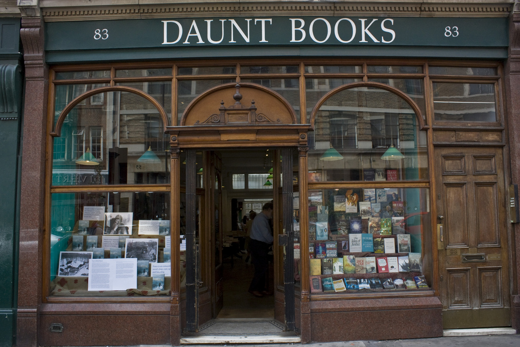 More books shop. «Daunt books Marylebone» Лондон книжный магазин. Витрина книжного магазина. Вывеска книжного магазина. Книжный магазин в Лондоне.